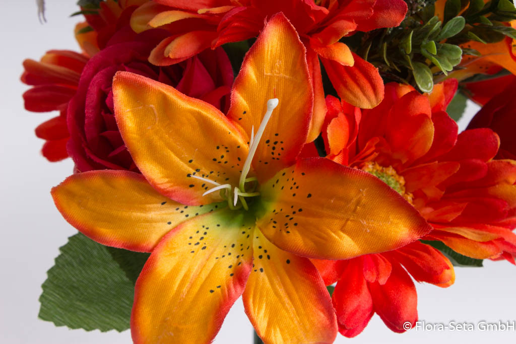 Farbe: künstlicher rot-orange Rosen-Gerbera-Lilien-Strauß,